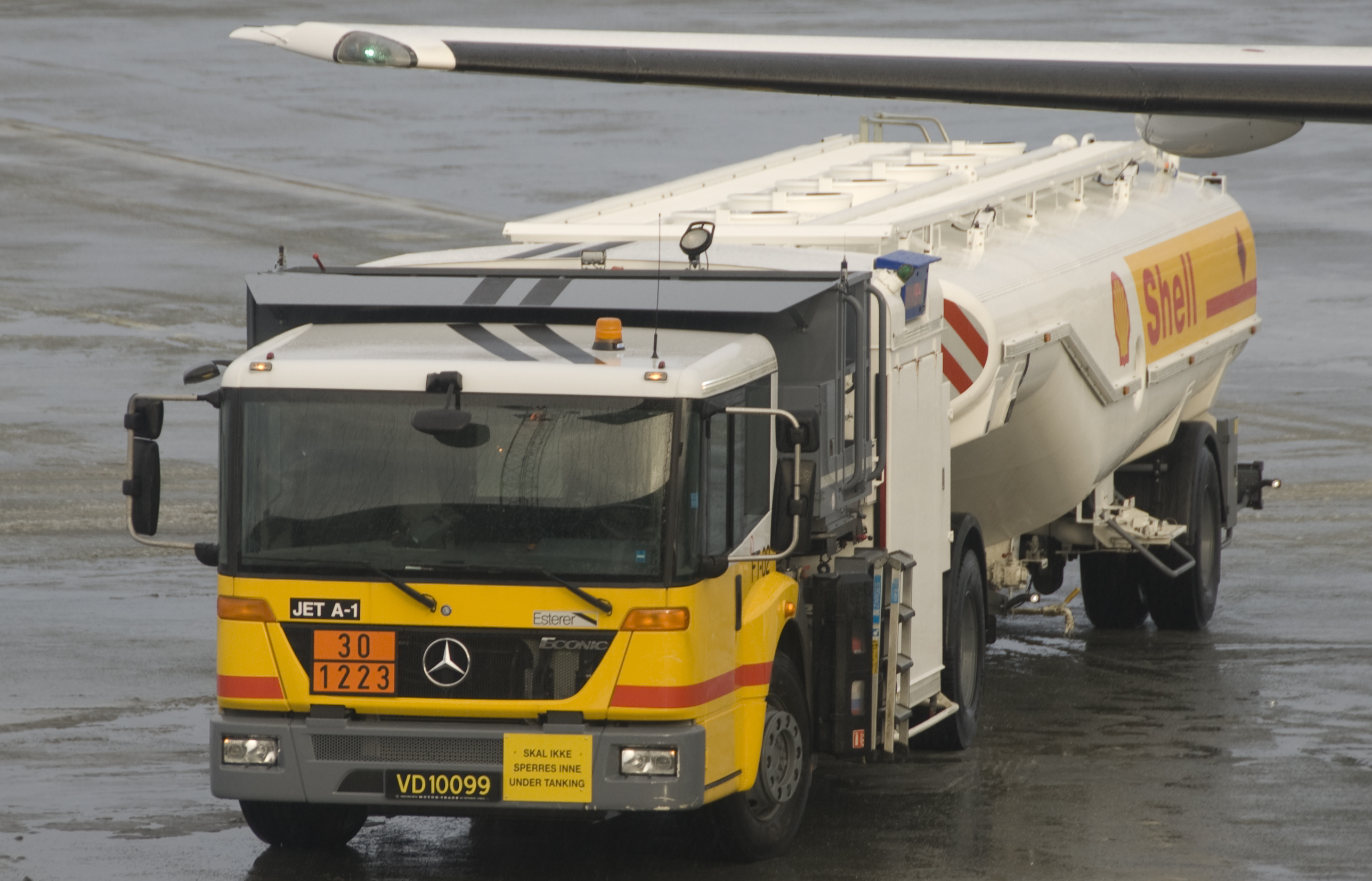 Avgas fuelling for a light aircraft